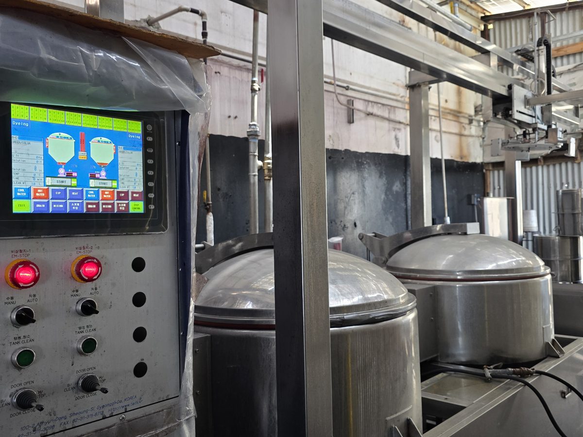 Dyeing machines with control panels