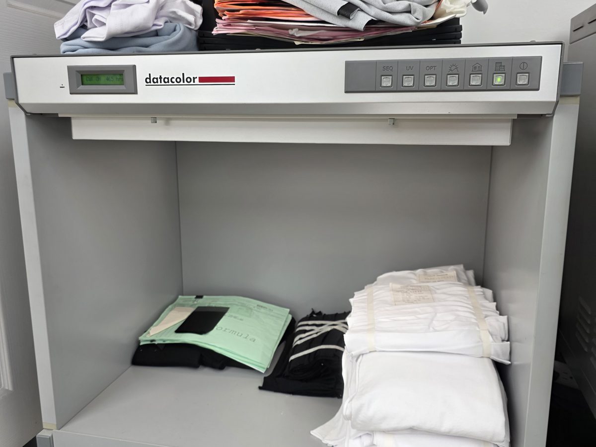 Sample checking bench